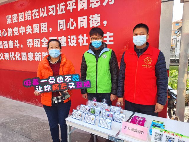 居委會工作人員、居民與禁毒社工合影.jpg