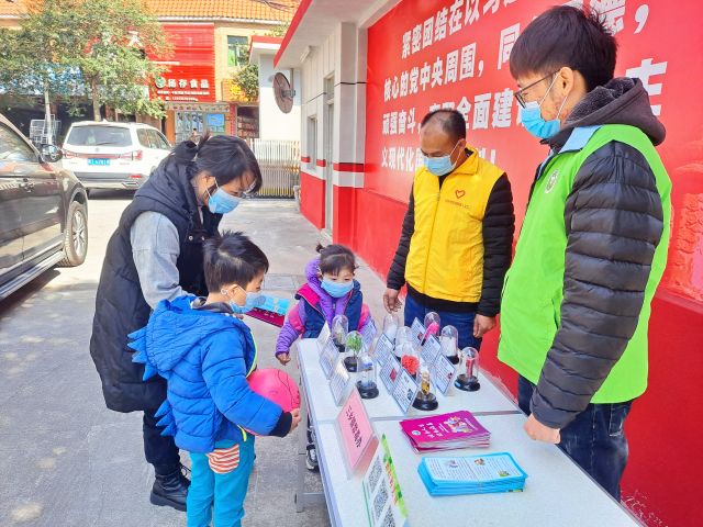 圩仔居民在宣傳攤位前駐足觀看、了解仿真毒品.jpg