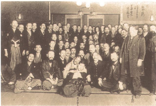2-8、照片：孫中山在東京松本樓與日本“日華同志懇親會(huì)”的會(huì)員會(huì)晤并合影.jpg