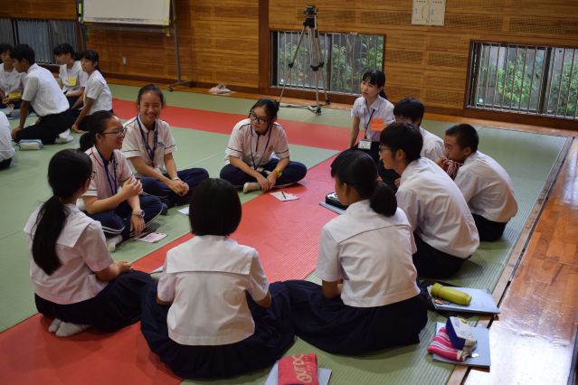 5-19 長崎與中山學生親切交談.JPG