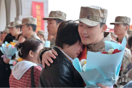 戎裝加身踏征程，中山歡送數(shù)百名新兵赴軍營