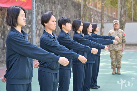 中山召開2025年上半年女兵審批定兵會議，多名新兵光榮入伍
